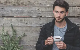 كيف أنسى موقف محرج وأتوقف عن عيشه في عقلي مرة تلو الأخرى؟