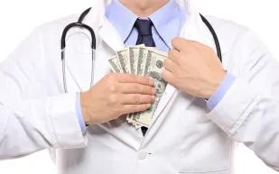 أخصائي باطنة بمهنة "عامل مقاولات" في الإقامة