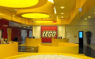 إمبراطورية ليغو التي رسمت الفرح على وجوه ملايين الأطفال حول العالم