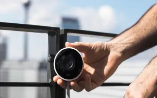 إليك 7 معلومات هامة قبل تزويد منزلك أو مقر عملك بكاميرا مراقبة 