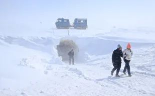 اكتشف روعة أكبر كهف جليدي صنعه الإنسان في آيسلندا