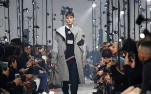 مستوحاة من الطابع البريطاني ..عروض أسبوع باريس للأزياء الرجالي 2018 (صور) 