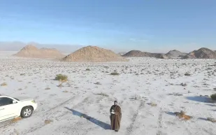 فيديو| الثلوج تغطي جبل اللوز في تبوك