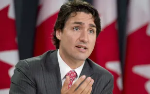 رئيس الوزراء الكندي في دافوس بـ«جوارب البطة» !