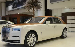 بلمسة عربية مميزة.. شاهد «رولز رويس فانتوم VIII» تتألق في أبو ظبي