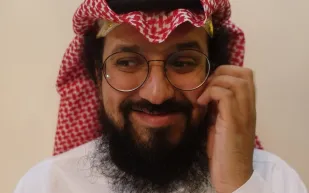 أول مواطن ضاحك في صورة الهوية الوطنية وهذا هو السر