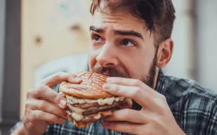 ما علاقة المزاج السيئ بالإفراط في تناول الطعام ؟