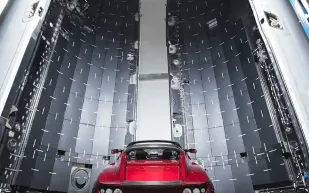 شاهد.. سيارة رياضية حمراء تنطلق إلى الفضاء 