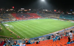 شاهد| كرة طائشة تضرب رأس مذيع على الهواء مباشرة