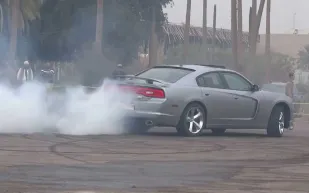 بالفيديو.. نجاة امرأة وطفلها بأعجوبة من موت محقق على يد مفحط 