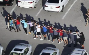 فيديو صادم 17 قتيلا في إطلاق نار في مدرسة ثانوية بولاية فلوريدا الأمريكية