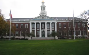 هذه هي قصة لورانس باكو الرئيس رقم 29 لجامعة هارفارد