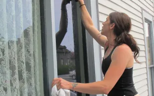 شاهد: براعة امرأة تخاطر بحياتها لتنظيف الزجاج