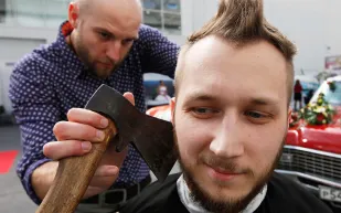 شاهد| الفأس بدلاً من المقص لقص شعر الحسناوات الروسيات