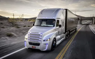 شاحنة كبيرة تقطع نحو 2400 ميل بدون سائق