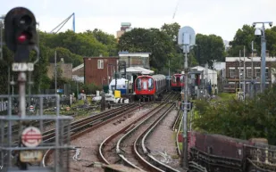 فيديو| نام على القضبان ومرّ فوقه القطار ولم يُصب بأذى !