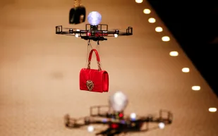 شاهد| طائرات بدون طيار تعرض أحدث الحقائب 