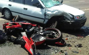 شاهد| حادث مروع لسائق دراجة نارية ينتهي بمأساة!