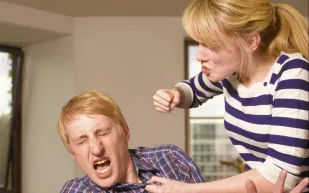 شاهد| ضربة قاضية من امرأة لرجل