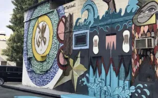 بأيادٍ سعودية.. تزيين الأحياء والبيوت الشعبية القديمة وتحويلها إلى لوحات فنية وتشكيلية 