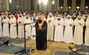 فيديو: حكم الصلاة وراء إمام يخطيء في قراءة القرآن؟