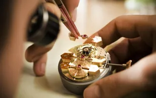 الساعات الفاخرة التي تزين معصمك.. هكذا يتم صنعها 