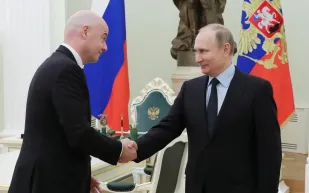 شاهد.. بوتين وإنفانتينو يستعرضان مهارتهما في اللعب بالكرة