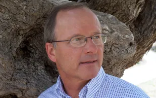 ستيفان شميدهيني.. المحامي الذي غيّر وجه الصناعة في سويسرا