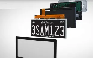 دبي أول مدينة في العالم تستخدم لوحات السيارات الذكية