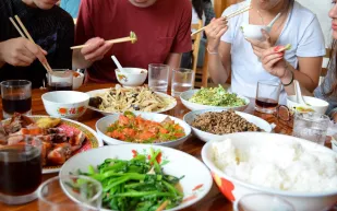 هل ستجربها ؟..شاهد أغرب الأكلات الشعبية التي يتناولها البشر في العالم (فيديو)