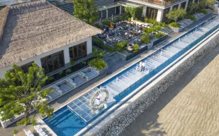 يبلغ طوله 57 مترًا .. أطول ممر فوق الماء في خليج جيمباران (صور)