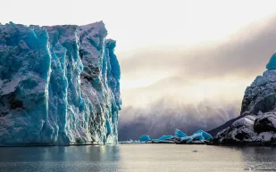 جبال بيريتو مورينو الجليدية.. تظهر وسط نهر بيرتيو بارتفاع 15 طابقاً