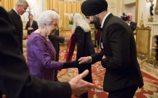 سينغ أهلواليا.. كيف تحول اللاجئ الأوغندي لرئيس شركة توظف 3500 شخصا؟