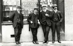 أناقة تطورت عبر الزمن.. ماذا تعرف عن تاريخ الملابس؟