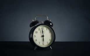 دراسة حديثة : بدء العمل قبل العاشرة صباحاً تعذيب للموظفين