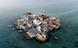 شاهد/ سانتا كروز ديل إزروتيه الجزيرة الأكثر ازدحاماً بالسكان بالعالم