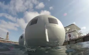 شاهد| أول غرفة فندقية عائمة في مواجهة الأمواج المتلاطمة