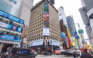 موقع About Her يضيء ساحة Times Square بلوحة عملاقة للأمير محمد بن سلمان