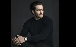 جيك جيلينهال وجهًا جديدًا لساعة "سانتوس" من كارتييه 