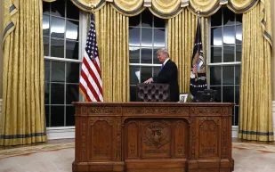 تاريخ طويل.. ما لا تعرفه عن مكتب الرؤساء الأمريكيين الخشبي داخل البيت الأبيض !