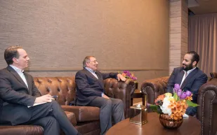 لماذا التقى ولي العهد بوزير الدفاع الأمريكية الأسبق ؟