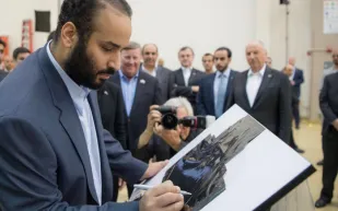 شاهد| ماذا كتب ولي العهد على القمر السعودي أثناء زيارته لشركة لوكهيد مارتن؟