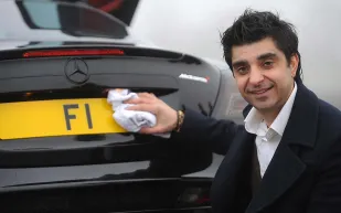 لوحة سيارة بـ 76 مليون ريال ..ما السر وراء ذلك ؟