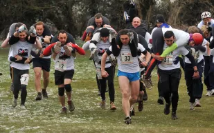 فيديو| اصابة بالغة لإمرأة اثناء بطولة حمل الزوجات في المملكة المتحدة