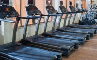 فيديو| طفل ينجو باعجوبة من قطع يده