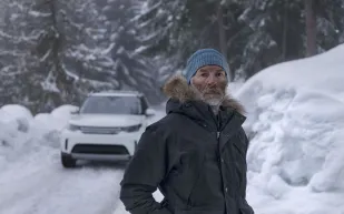 فيديو| رسم عملاق على ثلوج جبال الألب.. كيف احتفلت لاند روڤر بالذكرى الـ70 على تأسيسها ؟