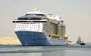 شاهد| انطلاق أولى رحلات أكبر سفينة سياحية في العالم 