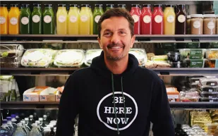 كيف استطاع  خليل رافاتي أن يتغلب على الفقر والإدمان وأن يصبح من أكبر مليونيرات العالم؟