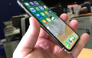 «أبل» تضيف عدسة ثالثة لأحدث هواتفها بقدرات فائقة 