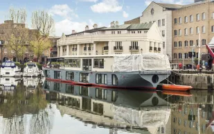 كيف تحولت المنازل العائمة من أحد خيارات الرفاهية للأثرياء لملاذ من ارتفاع أسعار العقارات؟